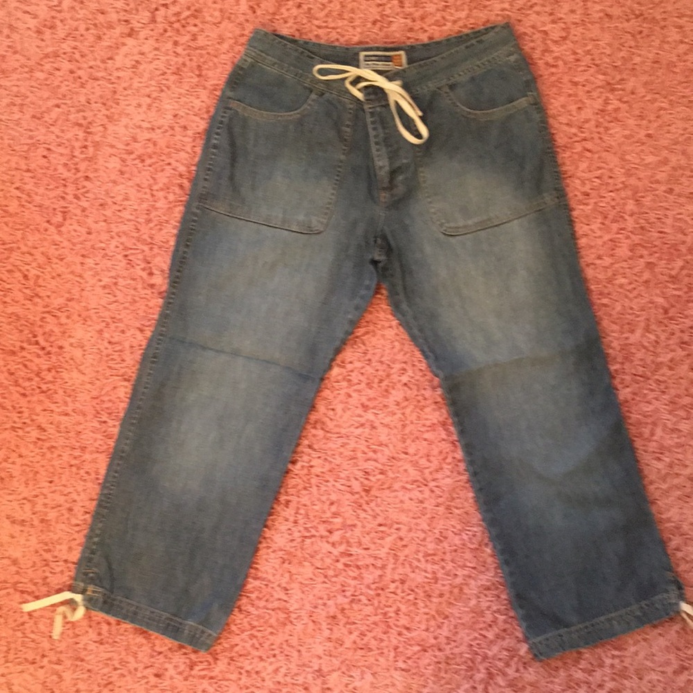 Capris…Old Navy… Jean… Just below the waist size 6